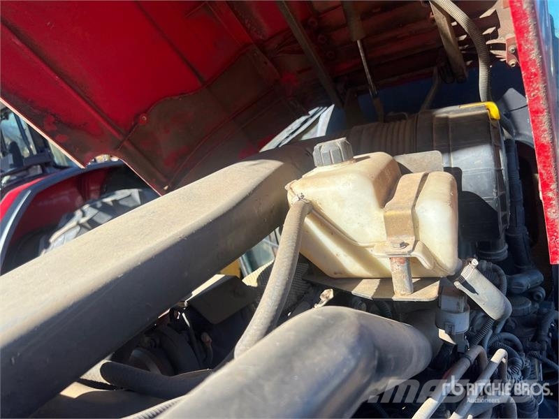 Massey Ferguson 5470 Dyna 4 4WD Tractor الجرارات