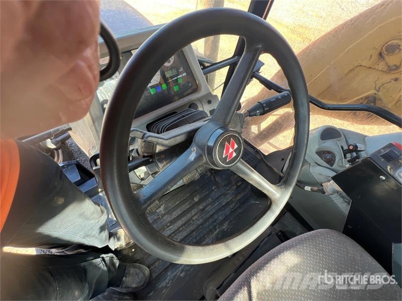 Massey Ferguson 5470 Dyna 4 4WD Tractor الجرارات