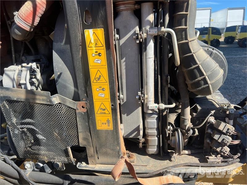 Massey Ferguson 5710 4WD Tractor الجرارات