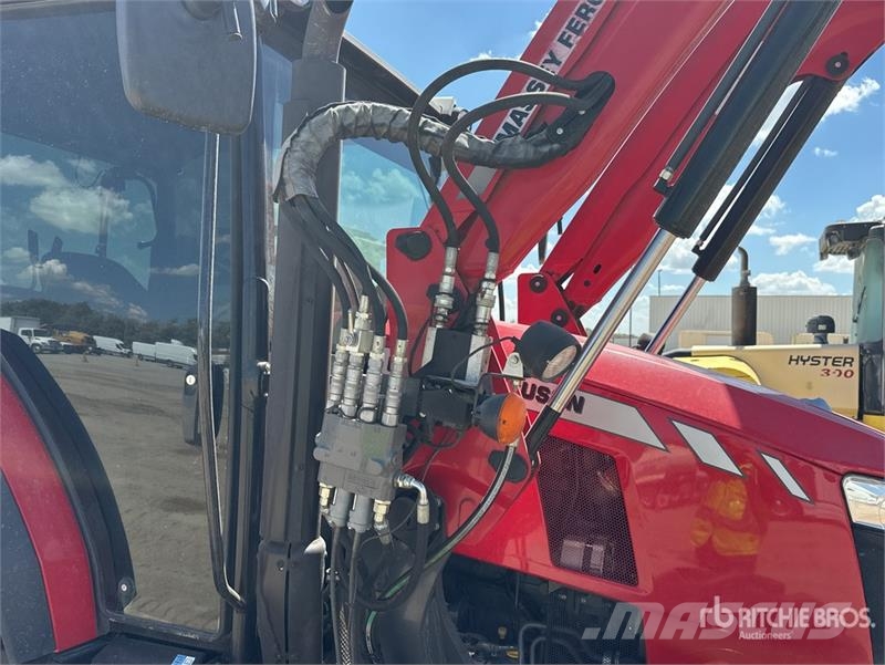 Massey Ferguson 5711 4WD Tractor Traktorok