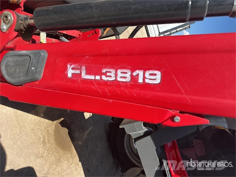 Massey Ferguson 5711 4WD Tractor Traktorok