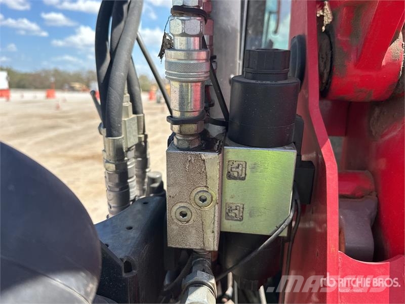 Massey Ferguson 5711 4WD Tractor Traktorok