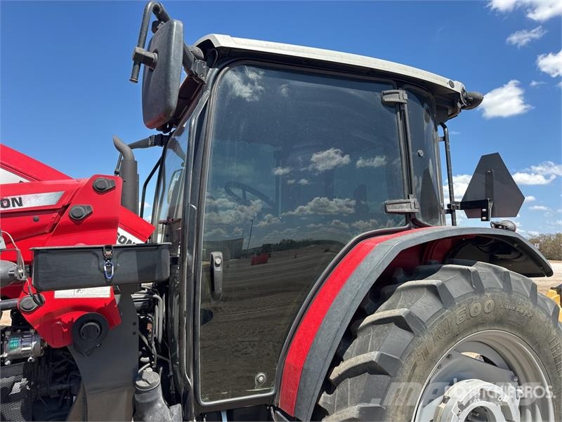 Massey Ferguson 5711 4WD Tractor Traktorok