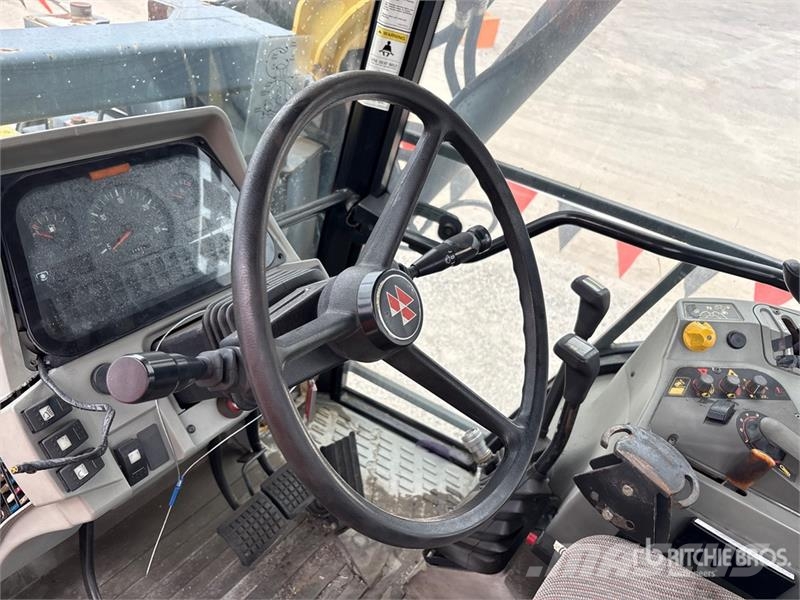 Massey Ferguson 6170 4WD Tractor Traktoren