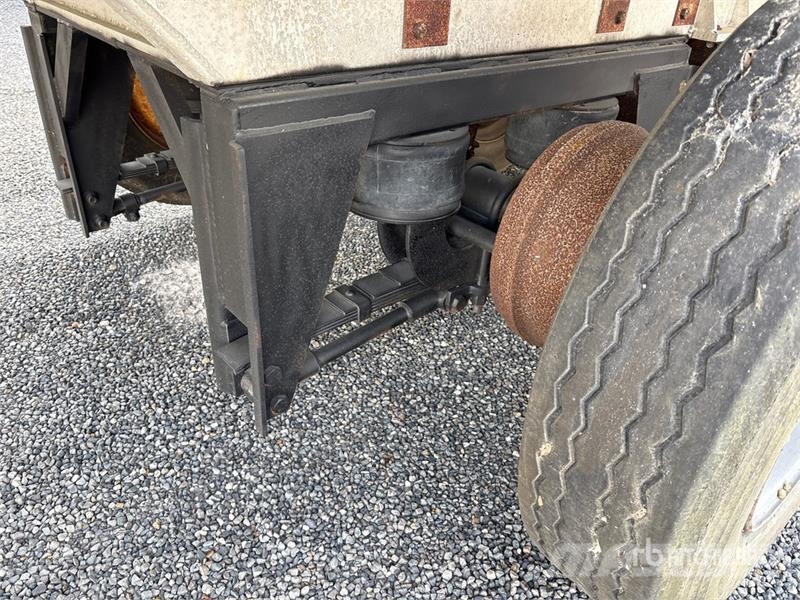 Mate 32 ft Tri/A Aluminum Frameless End Dump Trailer Tipper trailers