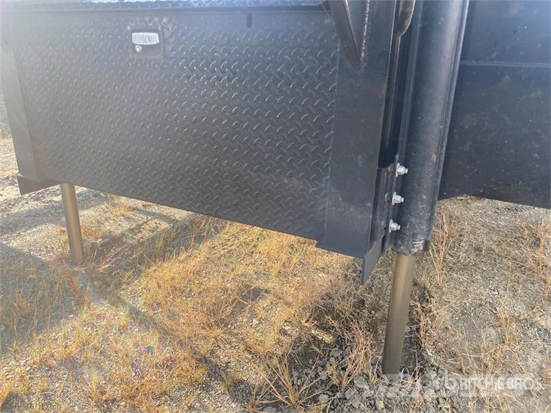  MaxxD RD102 40 ft T/A Gooseneck Equipment Trailer Vehicle transport trailers