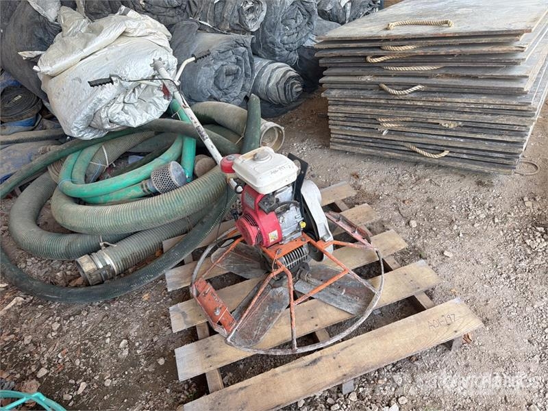 MBW INC TROWEL Power Trowel Skje