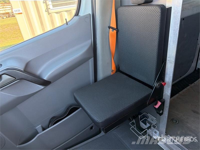 Mercedes-Benz Sprinter 2500 Cargo Van Pakettiautot