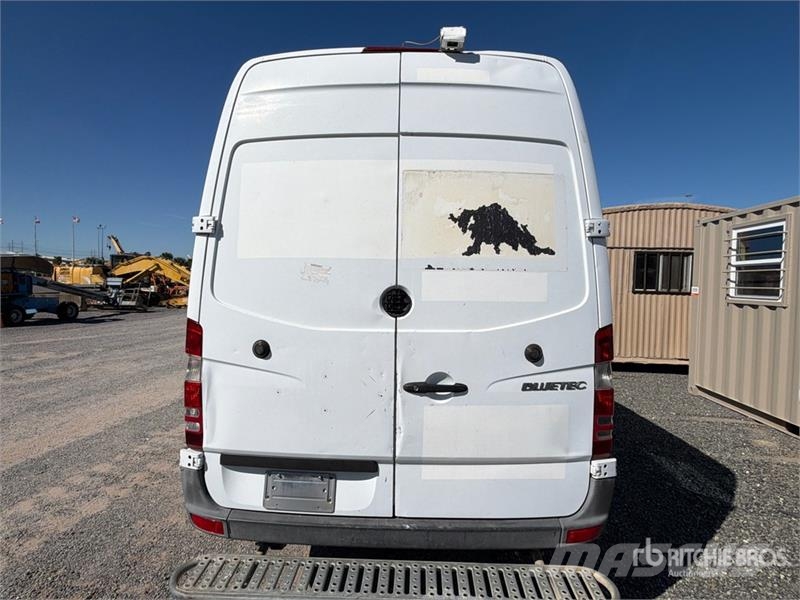 Mercedes-Benz Sprinter 2500 Cargo Van Pakettiautot