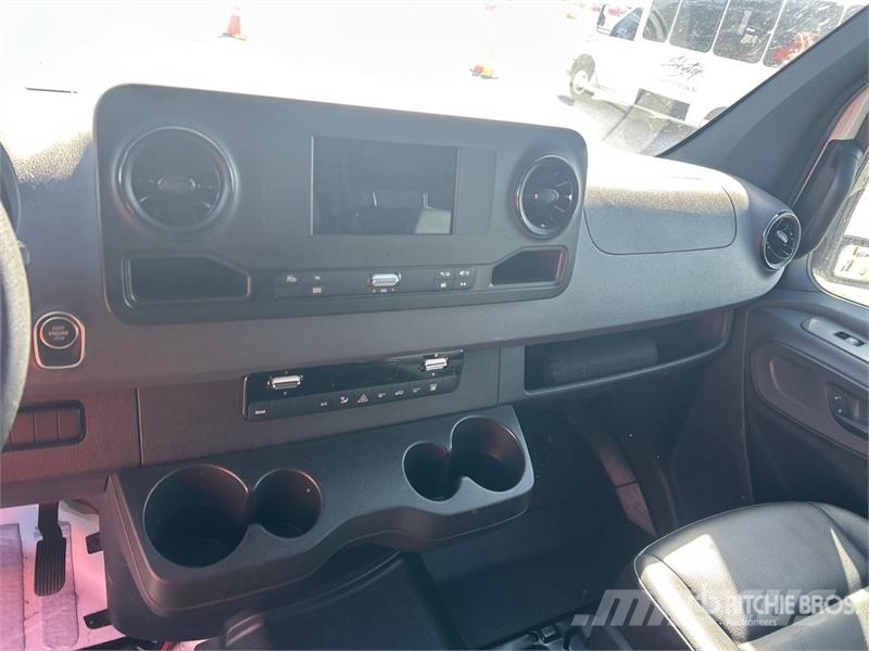 Mercedes-Benz Sprinter 2500 11 Passenger Van 패널 화물차