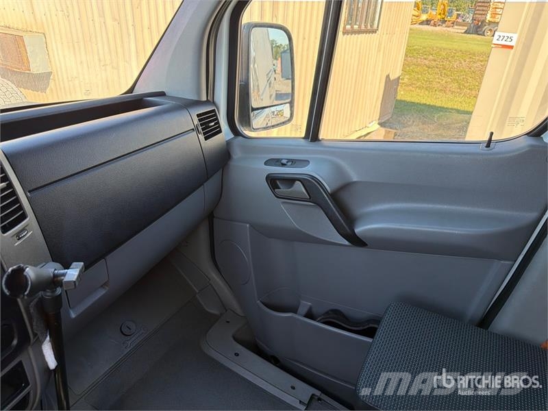 Mercedes-Benz Sprinter 2500 Cargo Van Pakettiautot