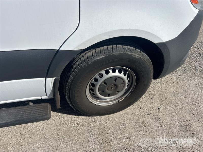 Mercedes-Benz Sprinter 2500 11 Passenger Van 패널 화물차