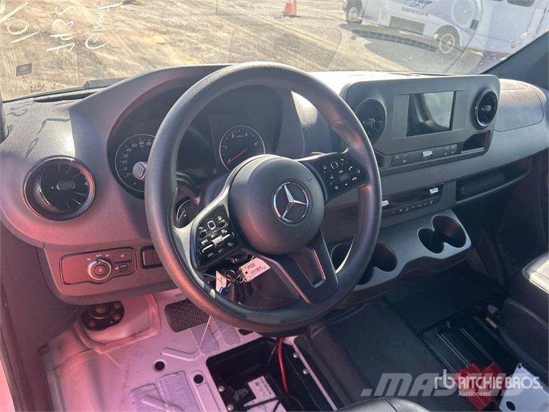 Mercedes-Benz Sprinter 2500 11 Passenger Van 패널 화물차