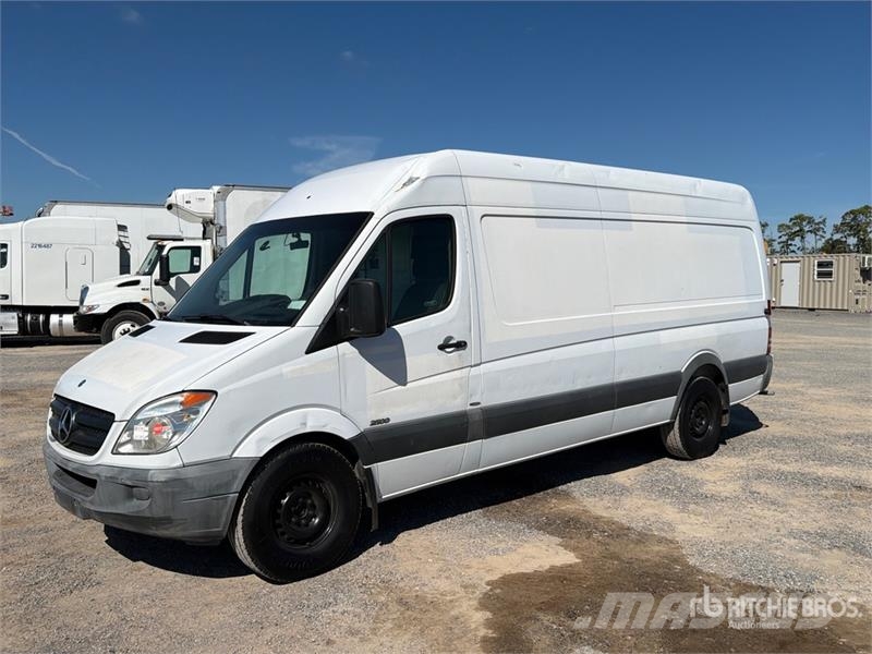 Mercedes-Benz Sprinter 2500 Cargo Van Pakettiautot