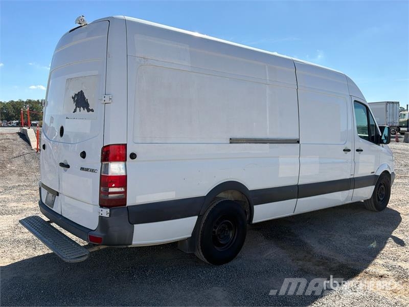 Mercedes-Benz Sprinter 2500 Cargo Van Pakettiautot