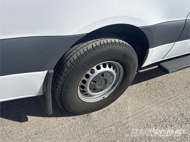 Mercedes-Benz Sprinter 2500 11 Passenger Van 패널 화물차