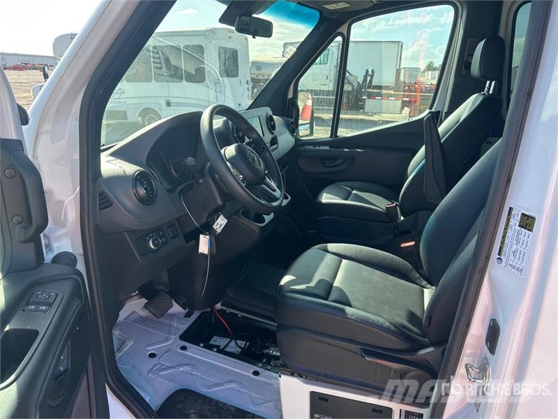 Mercedes-Benz Sprinter 2500 11 Passenger Van 패널 화물차