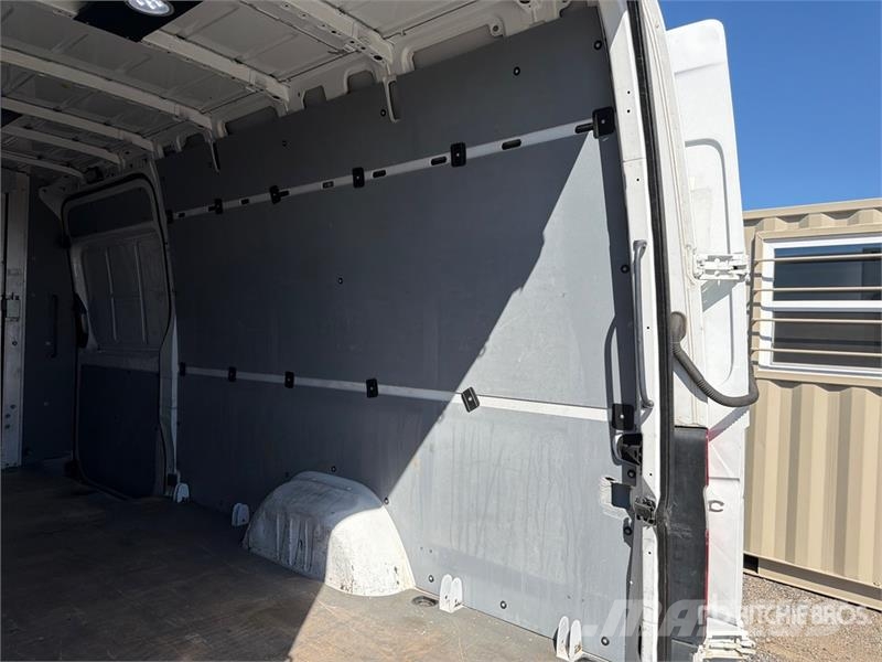 Mercedes-Benz Sprinter 2500 Cargo Van Pakettiautot