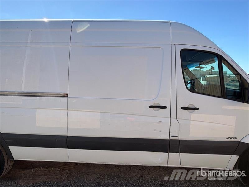 Mercedes-Benz Sprinter 2500 Cargo Van Pakettiautot