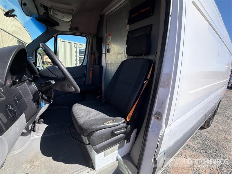 Mercedes-Benz Sprinter 2500 Cargo Van Pakettiautot