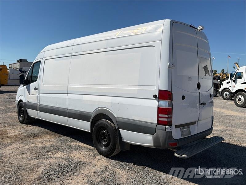 Mercedes-Benz Sprinter 2500 Cargo Van Pakettiautot