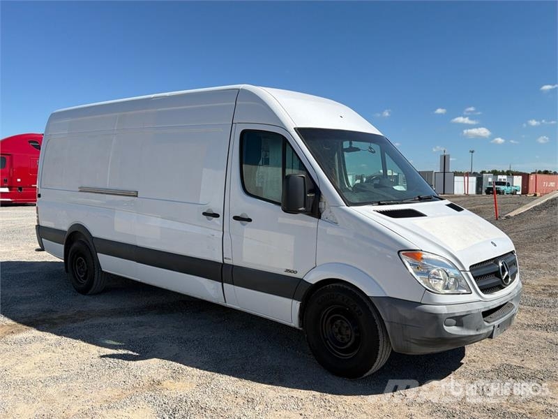 Mercedes-Benz Sprinter 2500 Cargo Van Pakettiautot