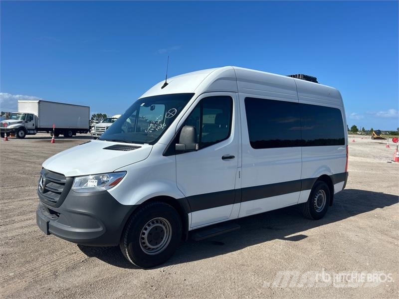 Mercedes-Benz Sprinter 2500 11 Passenger Van 패널 화물차