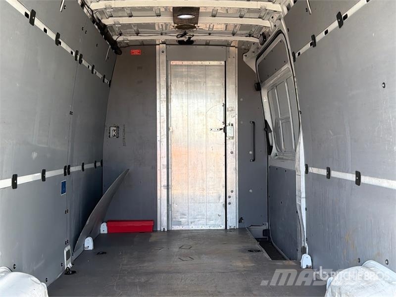 Mercedes-Benz Sprinter 2500 Cargo Van Pakettiautot