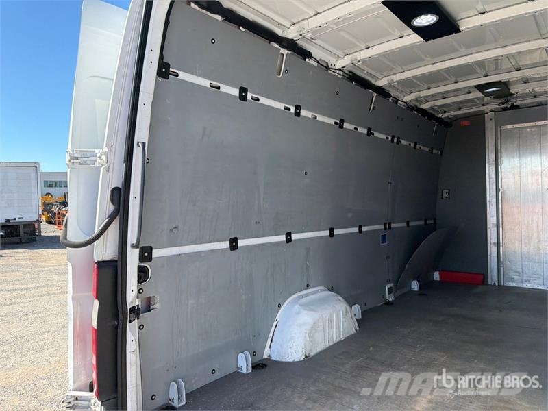 Mercedes-Benz Sprinter 2500 Cargo Van Pakettiautot
