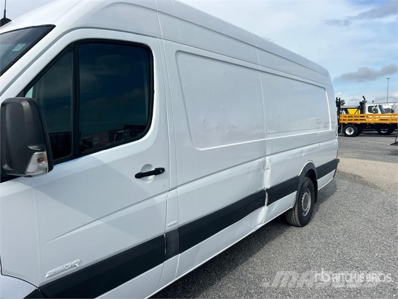 Mercedes-Benz Sprinter 2500 Cargo Van Pakettiautot