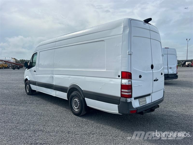 Mercedes-Benz Sprinter 2500 Cargo Van Pakettiautot