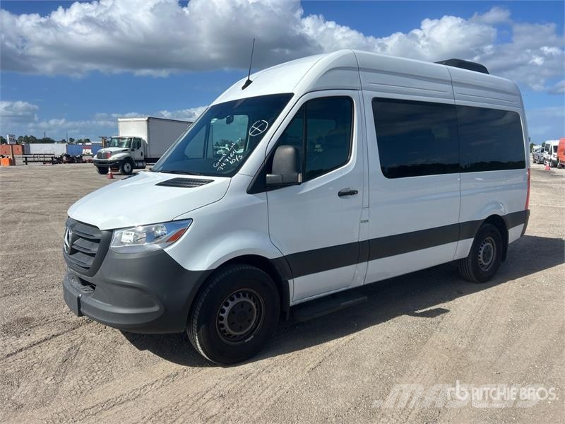 Mercedes-Benz Sprinter 2500 11 Passenger Van Preču pārvadāšanas furgoni
