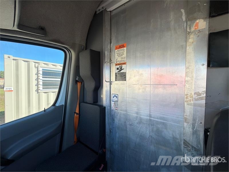 Mercedes-Benz Sprinter 2500 Cargo Van Pakettiautot