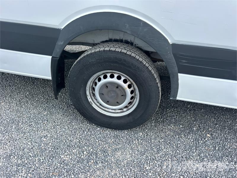 Mercedes-Benz Sprinter 2500 Cargo Van Pakettiautot
