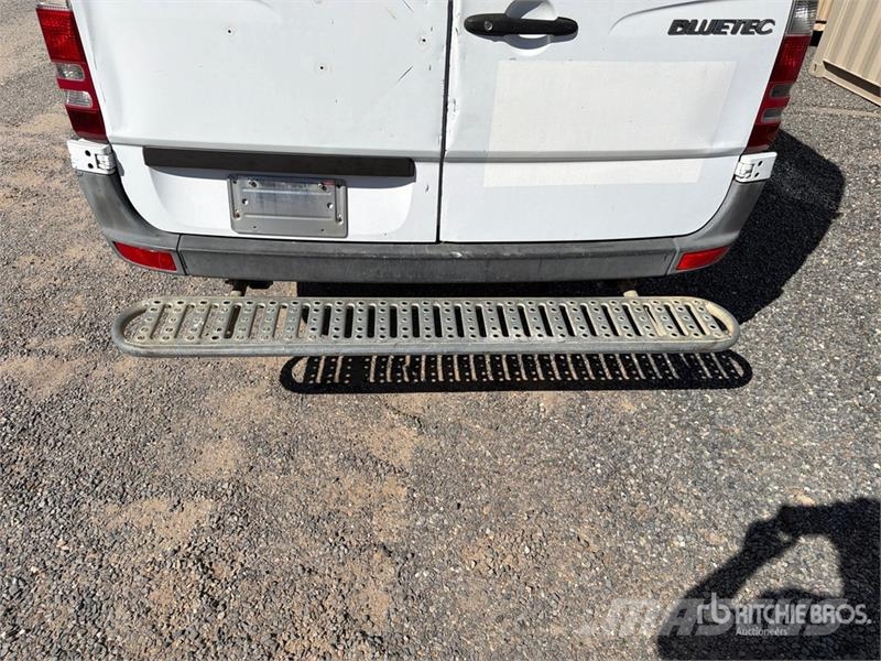 Mercedes-Benz Sprinter 2500 Cargo Van Pakettiautot