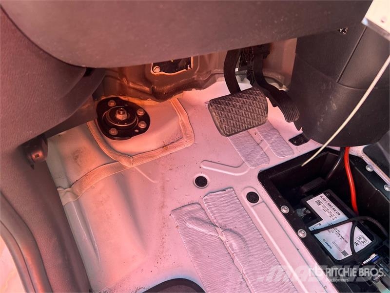 Mercedes-Benz Sprinter 2500 11 Passenger Van 패널 화물차