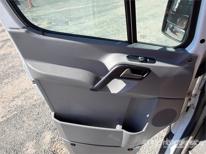 Mercedes-Benz Sprinter 2500 Cargo Van Pakettiautot