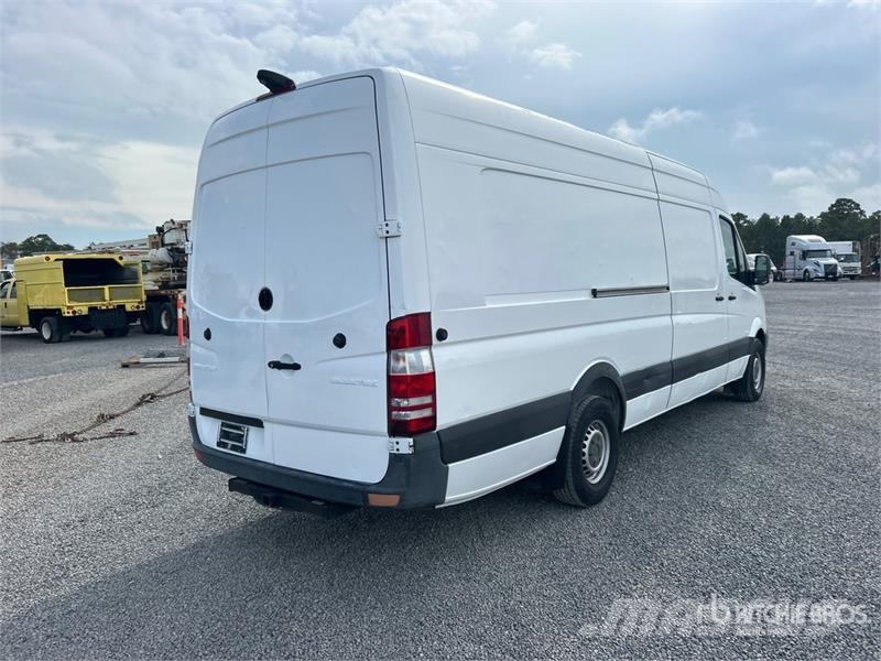 Mercedes-Benz Sprinter 2500 Cargo Van Pakettiautot