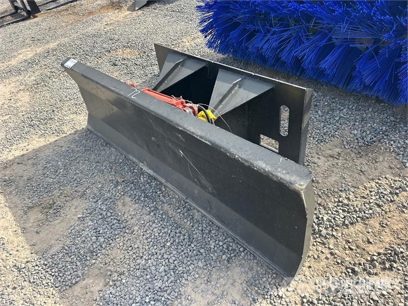 Mid-State 72 in Tilting Skid Steer Dozer (Unused) Бульдозерные отвалы