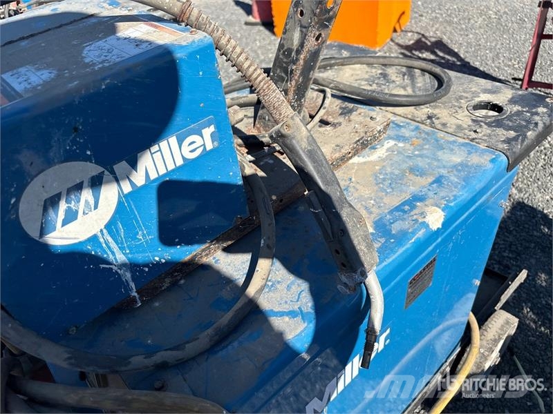 Miller Electric 300 A MIG Electric Welder Poste à souder