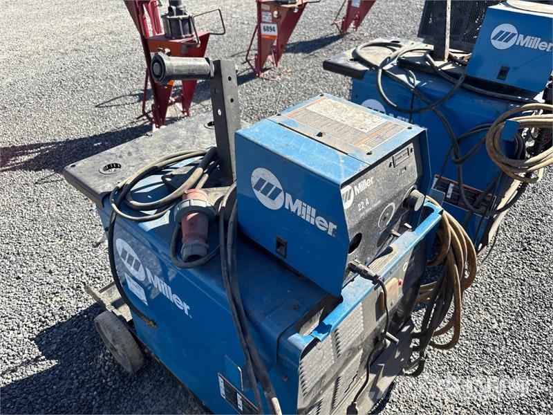 Miller Electric 300 A MIG Electric Welder Welding Equipment