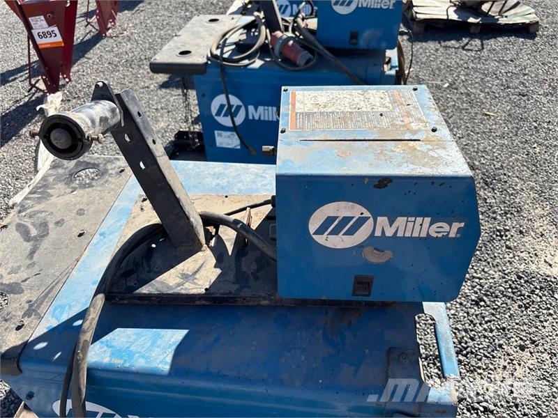 Miller Electric 300 A MIG Electric Welder Poste à souder