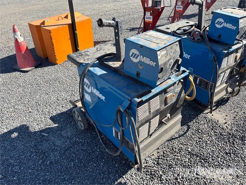 Miller Electric 300 A MIG Electric Welder Poste à souder