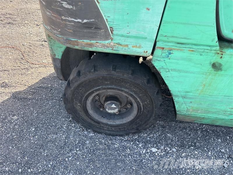 Mitsubishi FG25 4400 lb Pneumatic Tire Forklift Diger