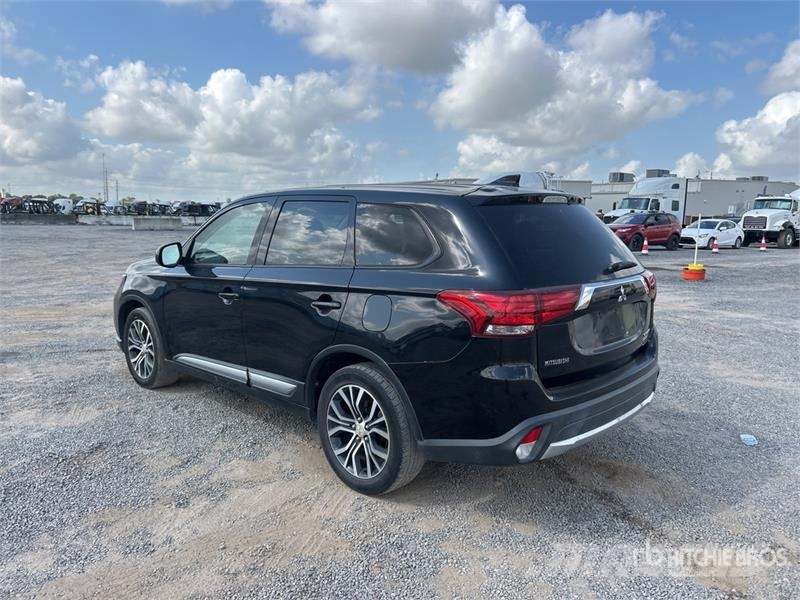 Mitsubishi Outlander PKWs