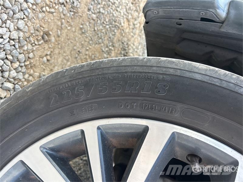 Mitsubishi Outlander PKWs