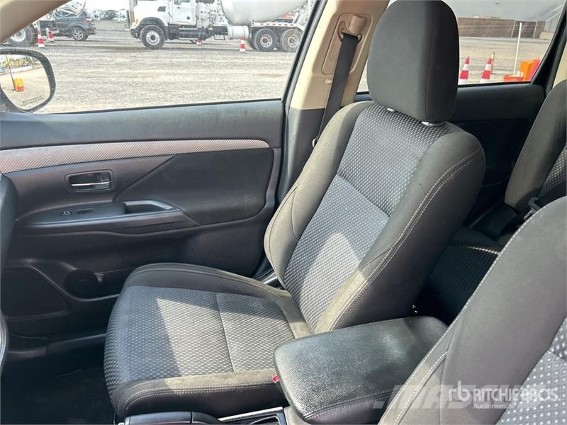 Mitsubishi Outlander PKWs