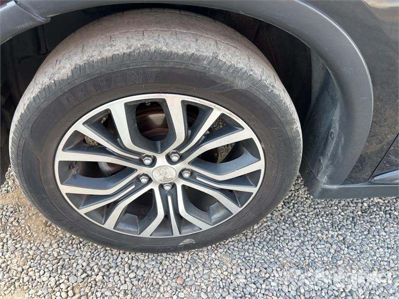 Mitsubishi Outlander PKWs