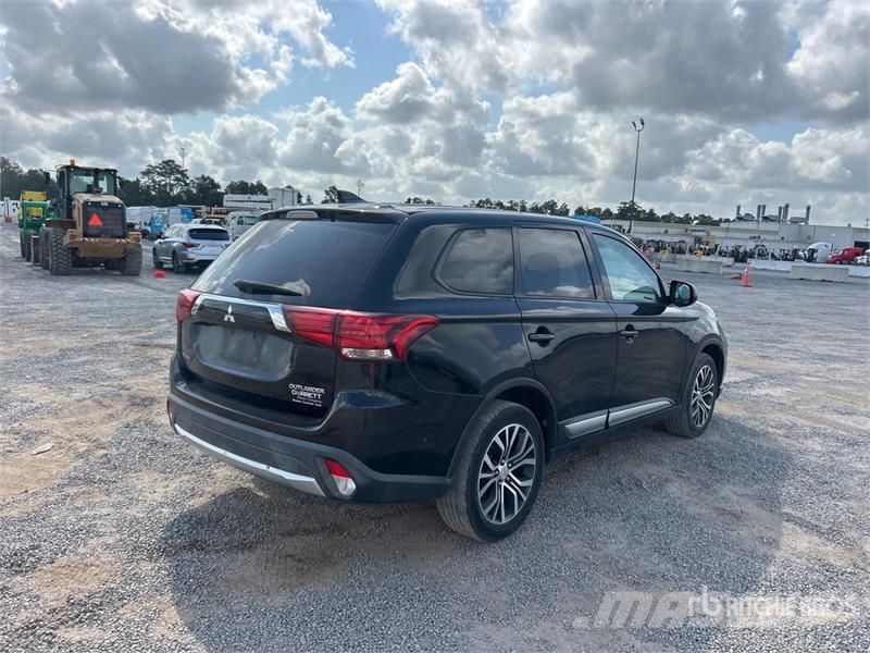 Mitsubishi Outlander PKWs