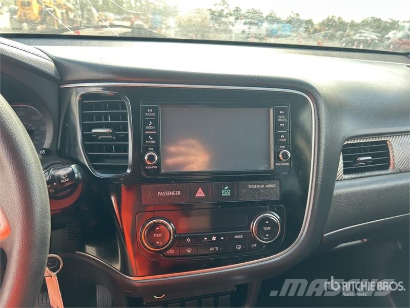 Mitsubishi Outlander PKWs